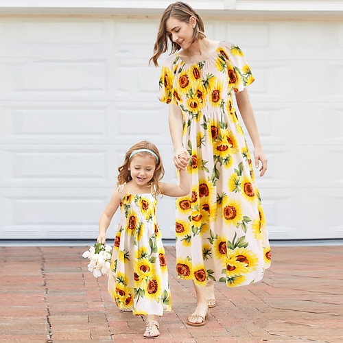 

mama und ich kleider mama und ich outfits blumiges lässiges hellgelbes ärmelloses tankkleid entzückende passende outfits