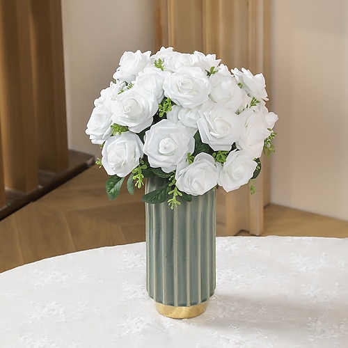 

2pcs roses blanches artificielles décorées avec des fleurs tenues à la main de mariage festif adaptées à la maison restaurant vase de table mariage fleurs tenues à la main