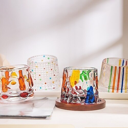 

taza giratoria creativa dibujada a mano con vaso de posavasos vaso de whisky vaso de agua coloreado vaso superior de descompresión