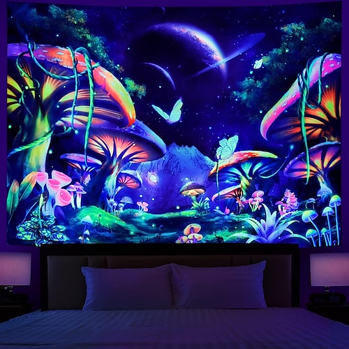 

Cogumelo de fantasia tapeçaria de luz negra uv reativo natureza enevoada paisagem tapeçaria pendurada mural de arte para sala de estar quarto floresta borboleta estética misteriosa galáxia planetas