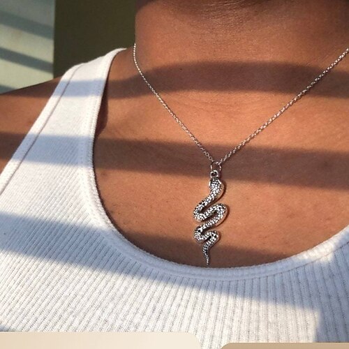 

Mulheres Moda dia das Bruxas Cobra Colares