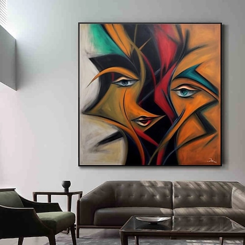 Sala de estar moderna con coloridos cuadros abstractos en la pared