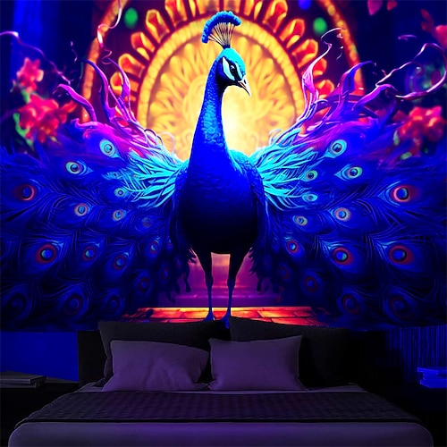 

Tapiz de luz negra con brillo reactivo UV en el trippy pavo real animal brumoso naturaleza paisaje colgante tapiz pared arte mural para sala de estar dormitorio