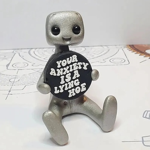 

liten robotfigur med slagord - angsten din er en løgnaktig robot, inspirerende søte og morsomme kontordekorasjoner