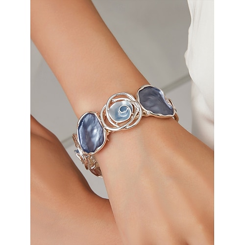 bracelet argenté pour femme – design artistique avec des accents de coquillages en résine bleue pour un look côtier élégant