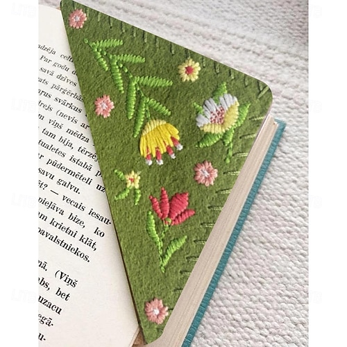  Hand Embroidered Corner Bookmark, Floral Style Embroidery Bookmarks, Felt Triangle Page Corner Handmade Bookmark, Decorative Felt Triangle Bookmark, Bookmarks for Book Lovers
