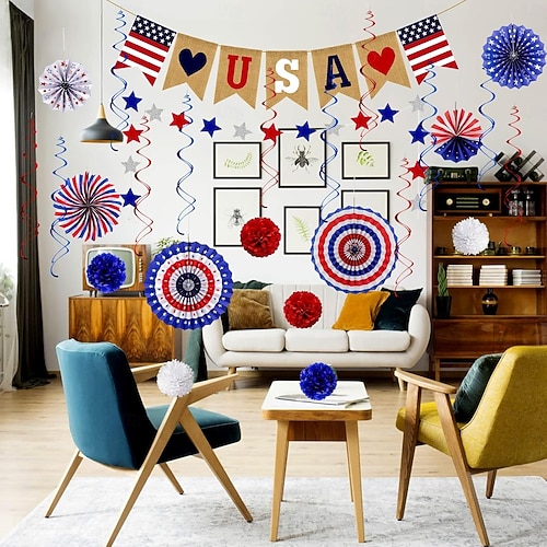 Decorazioni per il 4 luglio all'aperto - bandiere americane sospese le strisce stellate e le