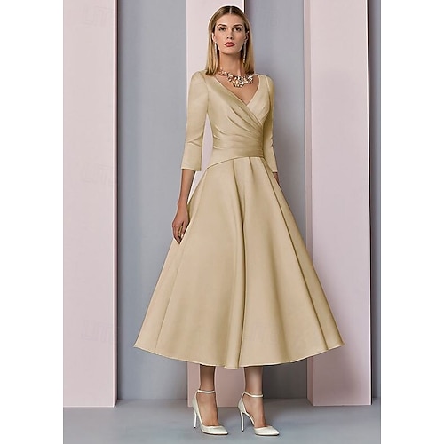 Strandhochzeit A-Linien Goldkleider Mutter der Braut Kleid Hochzeitsgast Elegantes Vintage Plus Size V-Ausschnitt Tee-Länge Satin 3/4 Länge Ärmel mit Falten Kleid das Eindruck macht kostenlose