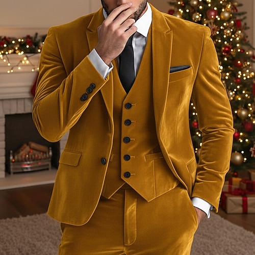  Terno masculino de veludo para festa de casamento, lapela de bico, amarelo ou bordô, corte formal, cor sólida, três peças, abotoamento simples e fechamento com um botão.
