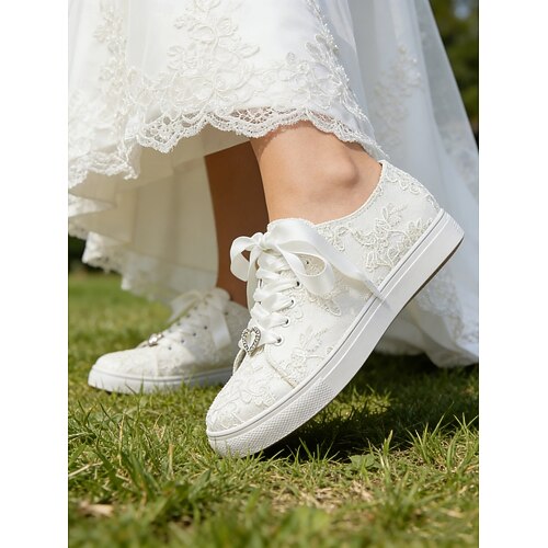 Scarpe da sposa in pizzo con punta a punta tacco alto e cinturino posteriore