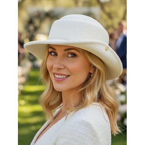 Chapeau en feutre de laine pour femme, disponible en noir et blanc, style élégant orné d'un bouton doré, idéal pour les mariages et les banquets.