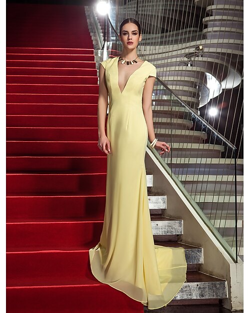 Eng anliegend Tiefer Ausschnitt Pinsel Schleppe Chiffon Promi-Stil Formeller Abend Kleid mit Plissee durch TS Couture®