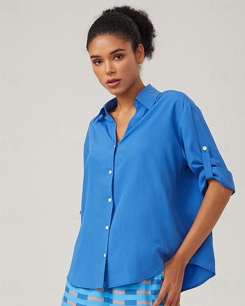 chemise bleue minimaliste à col en V de style vacances