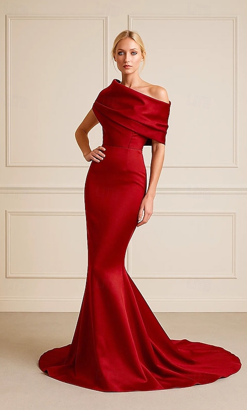 Vestido de noche elegante color burdeos con corte sirena o