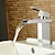 baratos Clássico-torneira misturadora de pia de banheiro cachoeira, estilo moderno alça única torneiras de lavatório cromadas conjunto central de bronze ajustável mangueira de água quente fria