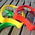 preiswerte Spielzeuginstrumente-Kunststoff rot / gelb / blau Glocke für alle Kinder Musikinstrumente Spielzeug
