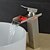 preiswerte Waschbeckenarmaturen-Waschbecken Wasserhahn - LED / Wasserfall Gebürsteter Nickel Mittellage Einhand Ein LochBath Taps / Messing