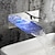 voordelige Muursteun-wandgemonteerde badkamer wastafel kraan, enkele handgreep twee gaten led waterval eigentijdse verchromen badkranen met warm en koud water
