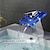 Недорогие классический-светодиодный смеситель для ванной комнаты, латунный водопад 3-цветный стеклянный носик с регулируемой температурой современный стиль хромированная отделка одна ручка одно отверстие с переключателем