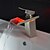 economico Classici-Lavandino rubinetto del bagno - Cascata / Con LED Nickel spazzolato Installazione centrale Una manopola Un foroBath Taps / Ottone