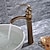 olcso Klasszikus-sárgaréz fürdőszobai mosogató csaptelep, vízesés antik sárgaréz széles körben elterjedt vízáramú egyfogantyús egylyukú fürdőcsapok hideg és meleg kapcsolóval