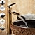 preiswerte Klassisch-Badezimmerarmatur, Messing-Einhandgriff, ein Loch, galvanisierter, drehbarer Wasserfall-Waschtischarmatur mit Zuleitungen und Kalt- / Warmschalter