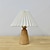 preiswerte Nachttischlampe-Plissee Tischlampe DIY Keramik Tischlampe Wohnzimmer Dekoration niedliche Lichtleiste dreifarbige Holz Schreibtischlampe 110-240V