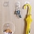 economico Gadget bagno-1 gancio adesivo in plastica trasparente per aste per tende montate a parete e distributori di lozioni: facile da installare e comodo portaoggetti