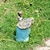 economico Decorazione terrazza-Mangiatoia per uccelli in resina con ragazza vestita di blu, ornamento da esterno per cortili, prati, giardini e terrazzi