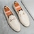 abordables Semi-formel-Mocassins à enfiler en similicuir blanc pour hommes avec détails tissés et boucle dorée – chaussures décontractées élégantes pour le travail et les occasions formelles