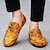 billiga Slip-ons och loafers till herrar-blommiga broderade mockasiner för män i mockagult - snygga slip-on skor perfekta för avslappnade utflykter och konstnärliga evenemang