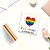 preiswerte Pride-Dekorationen-Dekoratives Schreibtischschild mit Aufschrift „Pride“, Acrylschild mit Holzständer, „Love is love“, Regenbogenmotiv, dekoratives Schreibtischschild mit Holzständer, LGBTQ Pride Month, Bürotisch-Regaldekor, Partyzubehör