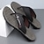 billiga Semester Sandaler-Herrflip-flops i armégröna med färgblocksrem i lätt slip-on-design för stranden, poolen och daglig användning på sommaren.