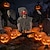 billige Halloween-halloween stående på jorden svingende skelet spøgelse