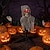 billige Halloween-halloween stående på jorden svingende skelet spøgelse