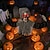 billige Halloween-halloween stående på jorden svingende skelet spøgelse