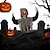 billige Halloween-halloween stående på jorden svingende skelet spøgelse