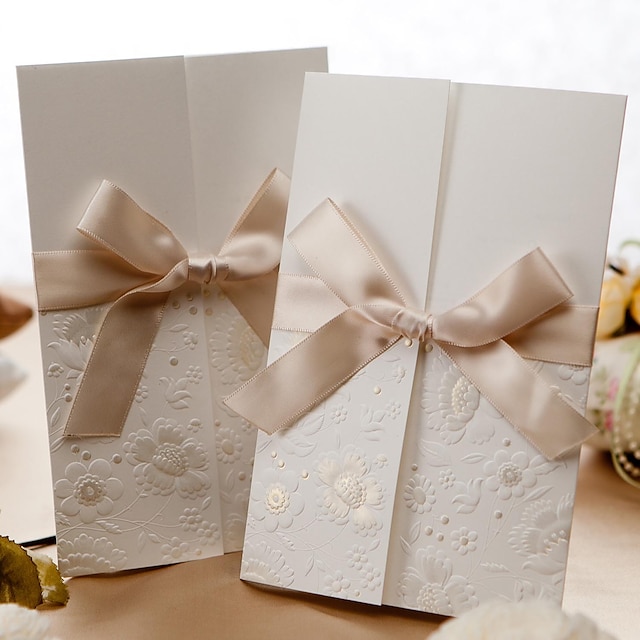 Dreifach gefaltet Hochzeits-Einladungen Einladungskarten Formaler Stil / Klassicher Stil / Geblühmter Style Geprägtes Papier 6 ½
