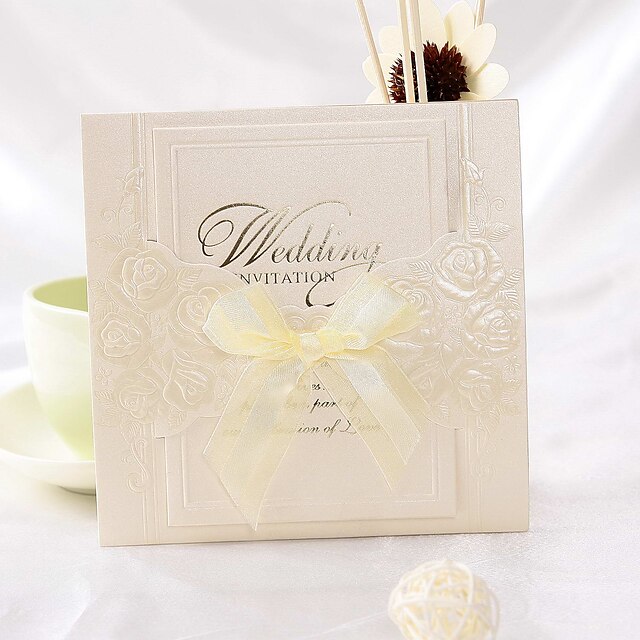  Folde og Pakke Bryllupsinvitationer Invitationskort Blomsterstil Perle-papir 6*6 tommer (ca. 15*15cm) Sløjfer