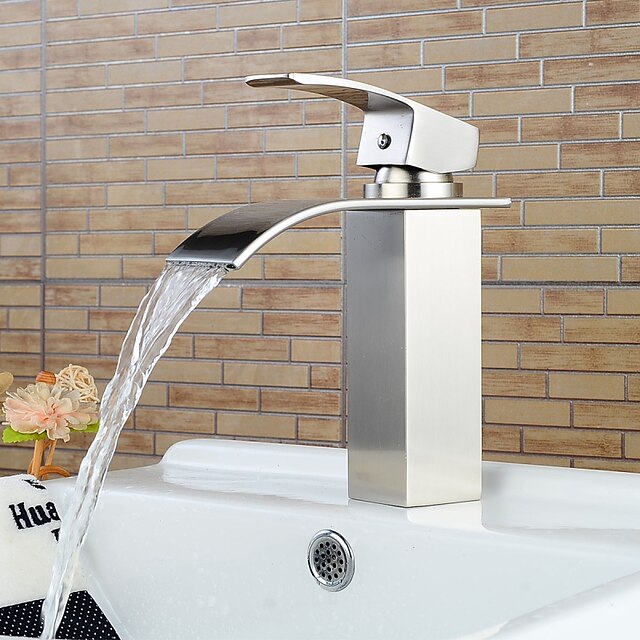  Bateria do umywalki łazienkowej - Wodospad Nikiel szczotkowany Umieszczona centralnie Jeden uchwyt Jeden otwórBath Taps / Mosiądz