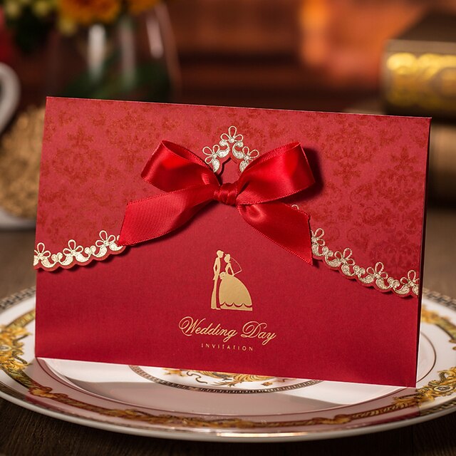  Składanie na trzy Zaproszenia ślubne Zaproszenia / Zaproszenia na imprezę zaręczynową Styl artystyczny Twardy papier kartkowy Taśmy