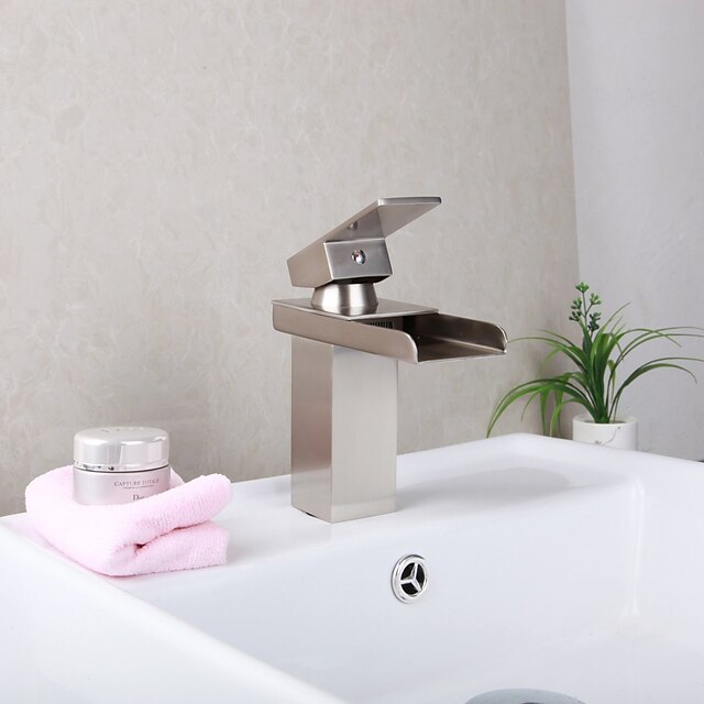  Bateria do umywalki łazienkowej - Wodospad Nikiel szczotkowany Umieszczona centralnie Jeden uchwyt Jeden otwórBath Taps / Mosiądz