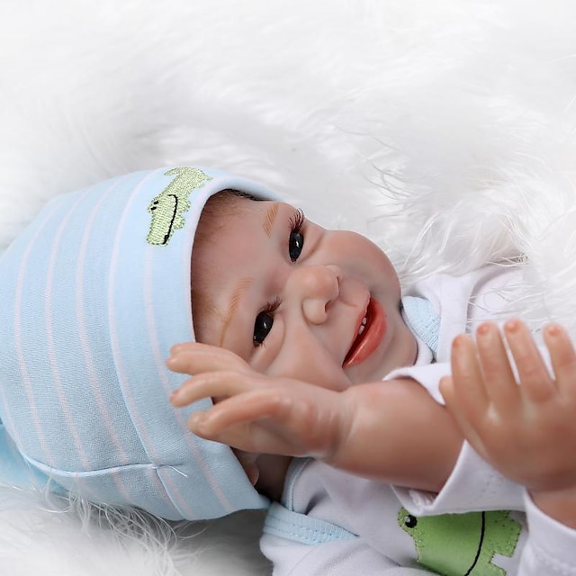  20 tommers gjenfødt dukke baby jente nyfødt naturtro håndpåførte øyevipper kunstig implantasjon blå øyne tippet og forseglet negler klut 3/4 silikon lemmer og bomull fylt kropp med klær og
