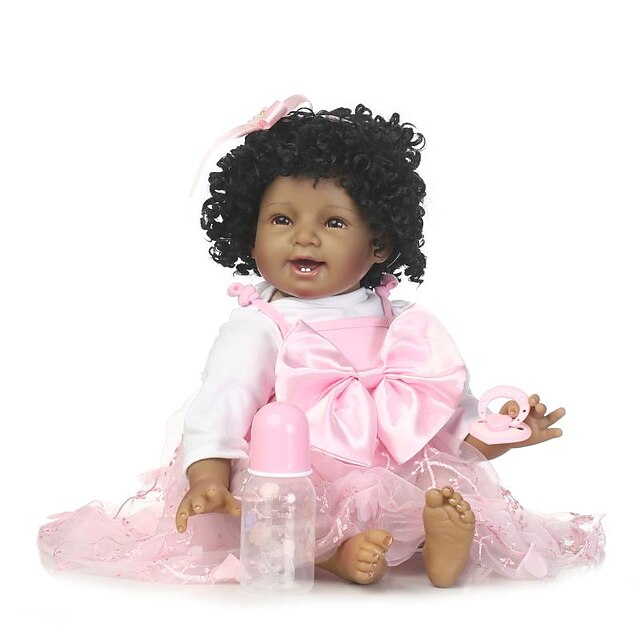  NPKCOLLECTION 24 tommers NPK DOLL Reborn-dukker Girl Doll Babyjenter Afrikansk dukke Reborn Toddler Doll liv som Gave Barnesikker Ikke Giftig Tippede og forseglede negler Klede 3/4 silikon lim og