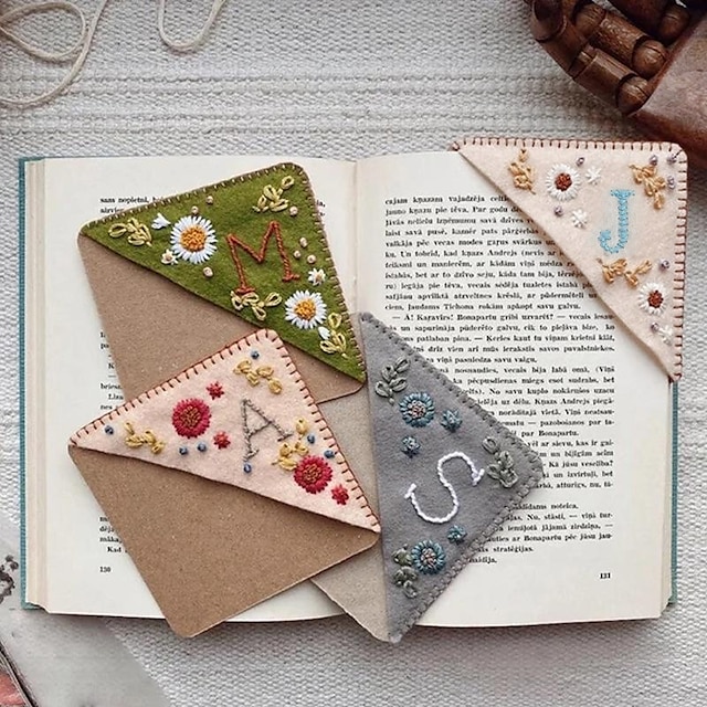  Personalized Hand Embroidered Corner Bookmark, 26 Letters Cute Flower Letter Embroidery Bookmarks, Felt Triangle Page Corner Handmade Bookmark, Felt Triangle Bookmark, Bookmarks for Book Lovers