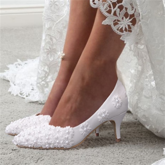  bryllup sko til brud brudepike kvinner lukket tå spiss tå hvit pu kunstlær pumps med blonder blomst lav hæl kattunge hæl bryllupsfest valentinsdag elegant klassiker
