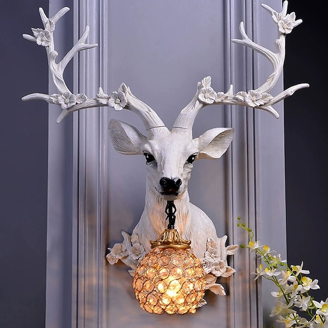  Lámpara de pared con cabeza de ciervo de la suerte, lámpara de asta de resina creativa, lámpara de montaje en pared con pantalla de cristal, accesorio decorativo para sala de estar en blanco