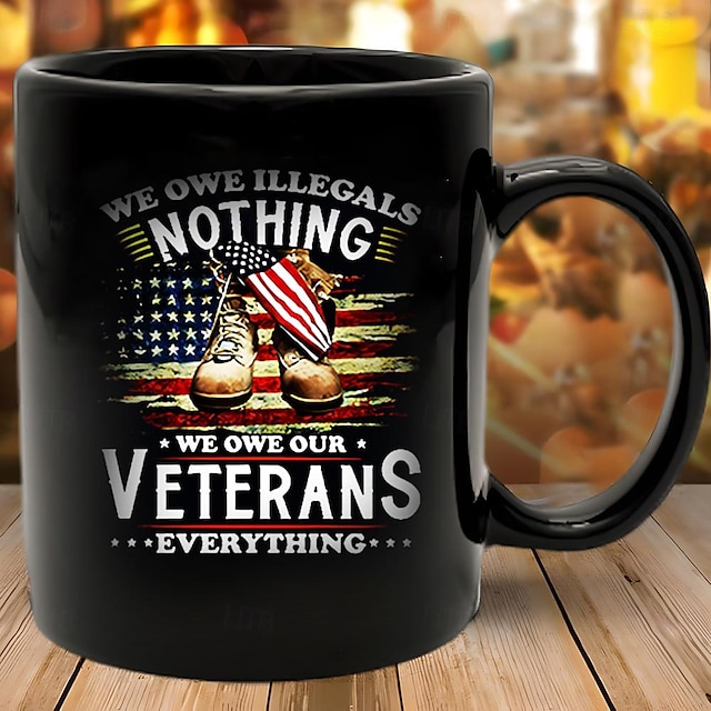  no debemos a los ilegales nada le debemos a nuestros veteranos todo veterano divertido serie de mensajes de cerámica negra tazas &tazas