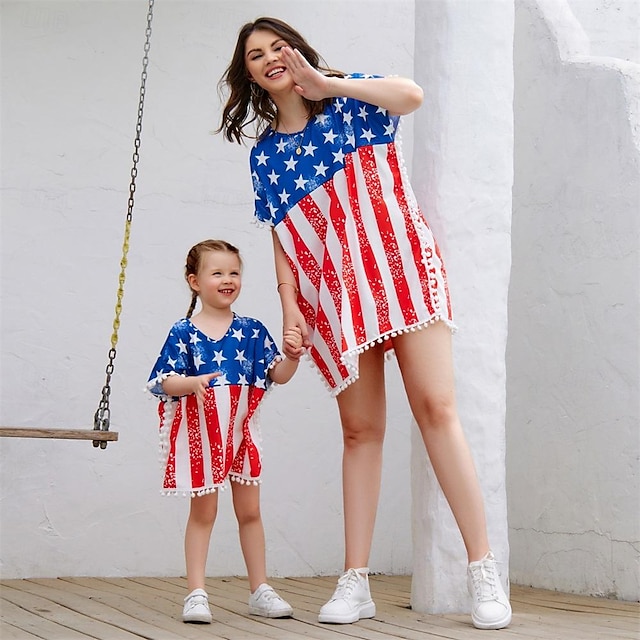  Maman et moi robes fête de l'indépendance drapeau étoiles rayure imprimé maman et moi t-shirt ample pompon mère et fille haut