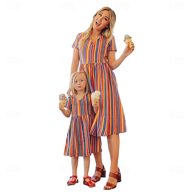  Robes maman et moi, imprimé à rayures arc-en-ciel, col en v, robe parent-enfant, tenues assorties pour la famille, été